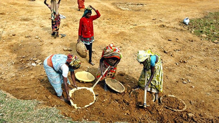 घरेलू काम से निकलकर वेतन वाली नौकरियों में जा रहीं महिलाएँ?